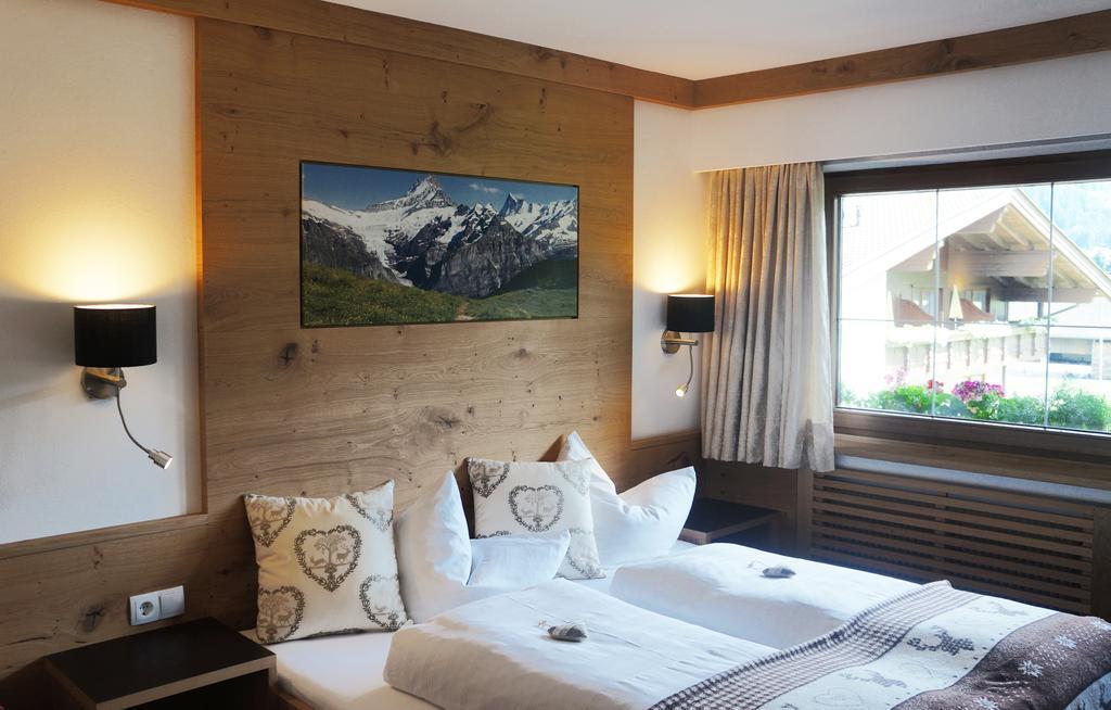 Aparthotel Landhaus St. Joseph Mayrhofen Quarto foto