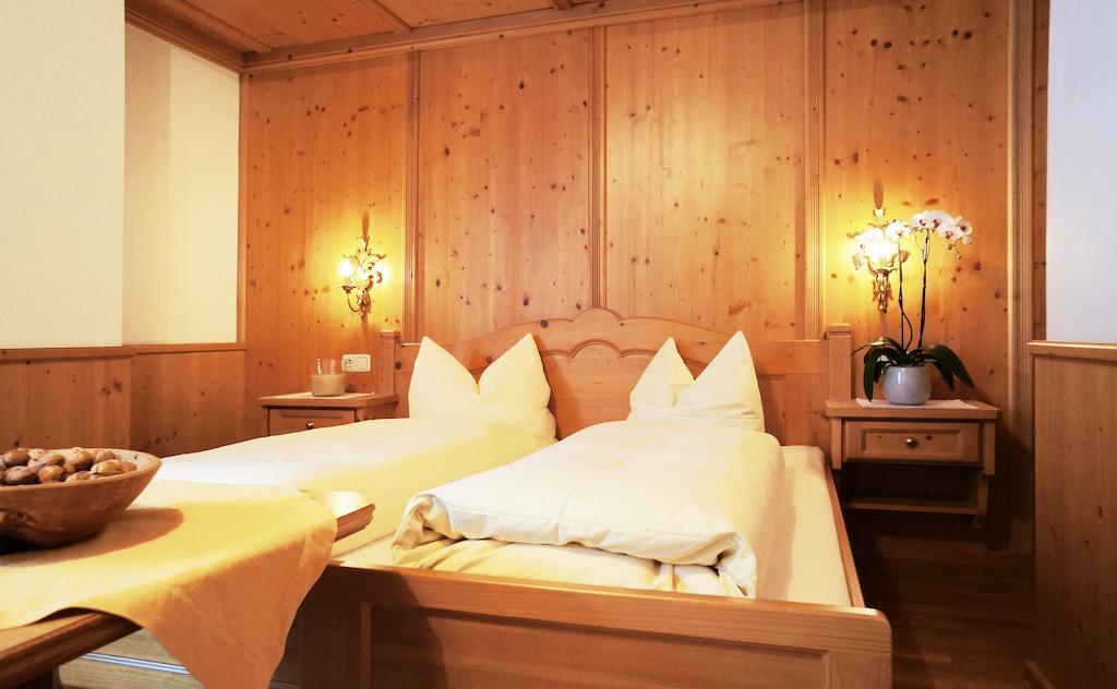 Aparthotel Landhaus St. Joseph Mayrhofen Quarto foto